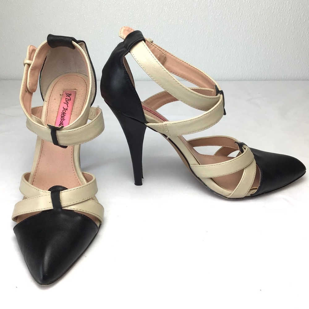 EUC Betsey Johnson Black Tan Twwine Heels 7.5